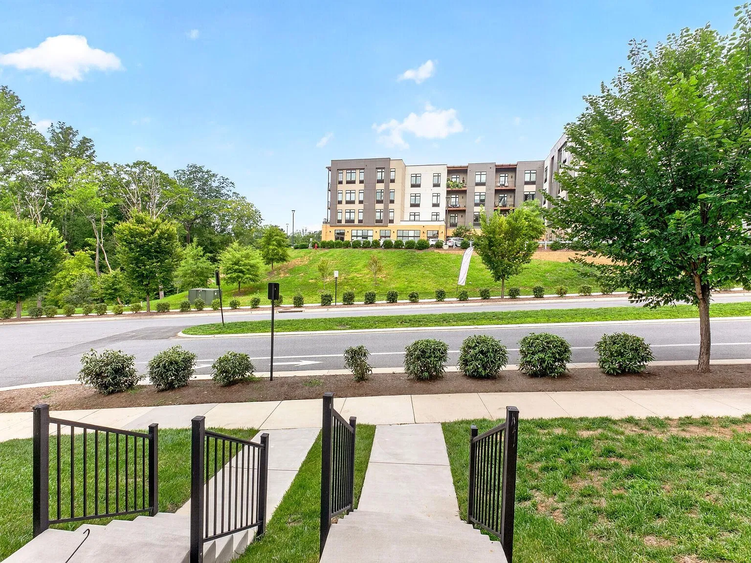 2 bed, 2.5 bath, 1573 sqft, $2,300 — Photo 4