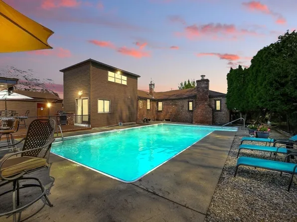 29 Goodhue Ave, Chicopee, MA 01020