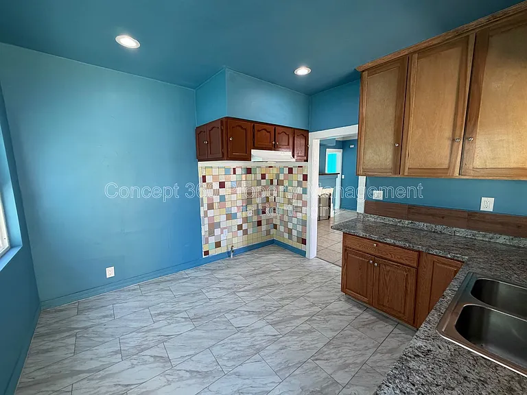 1124 Nadeau St — Photo 30