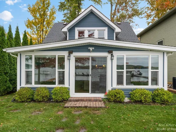 1154 Sarah Rd, Pinckney, MI 48169
