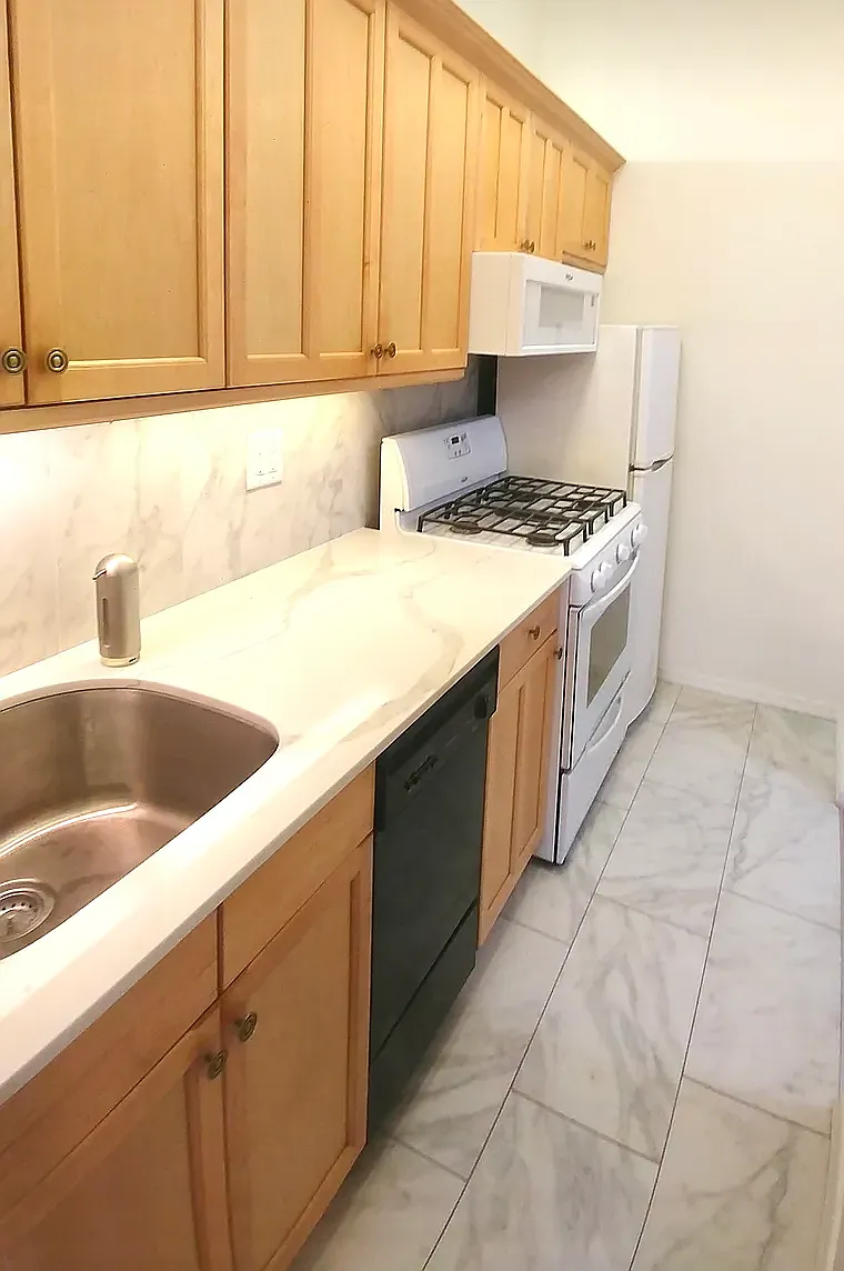 196 West 9th Street — Photo 2