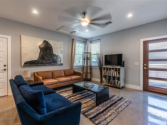 4th image of 7518 Carver Ave #B