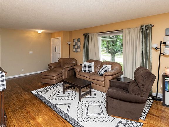 5th image of 2907 Vine St