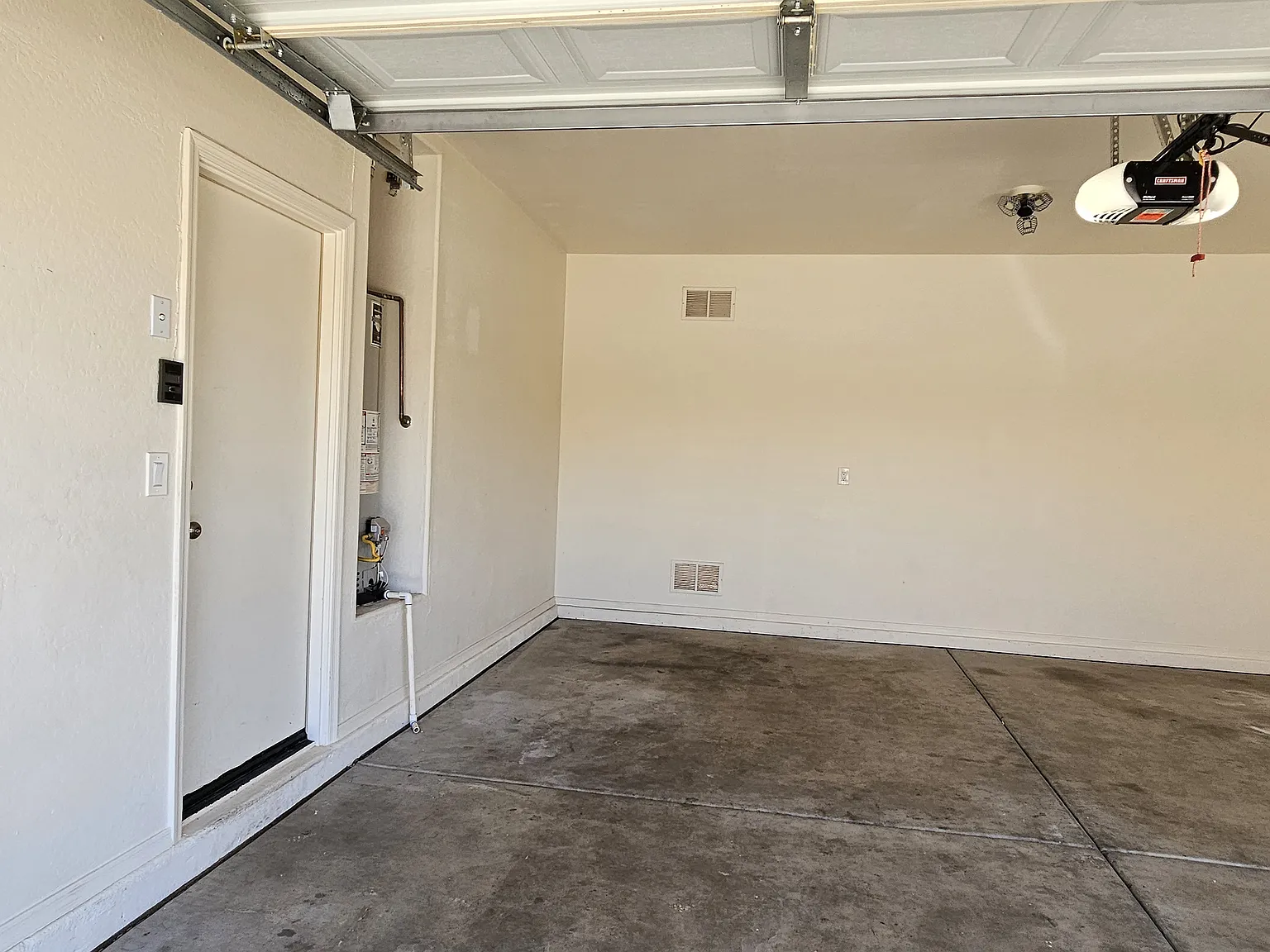 5 bed, 2076 sqft, $3,100 — Photo 2