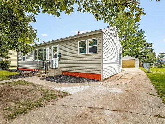 3rd image of 1007 E Hosmer St