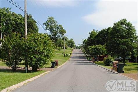 4th image of 400 Woodlands Dr