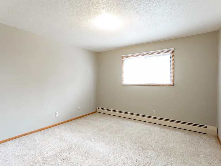 Kings Kourt Apartments — Photo 16