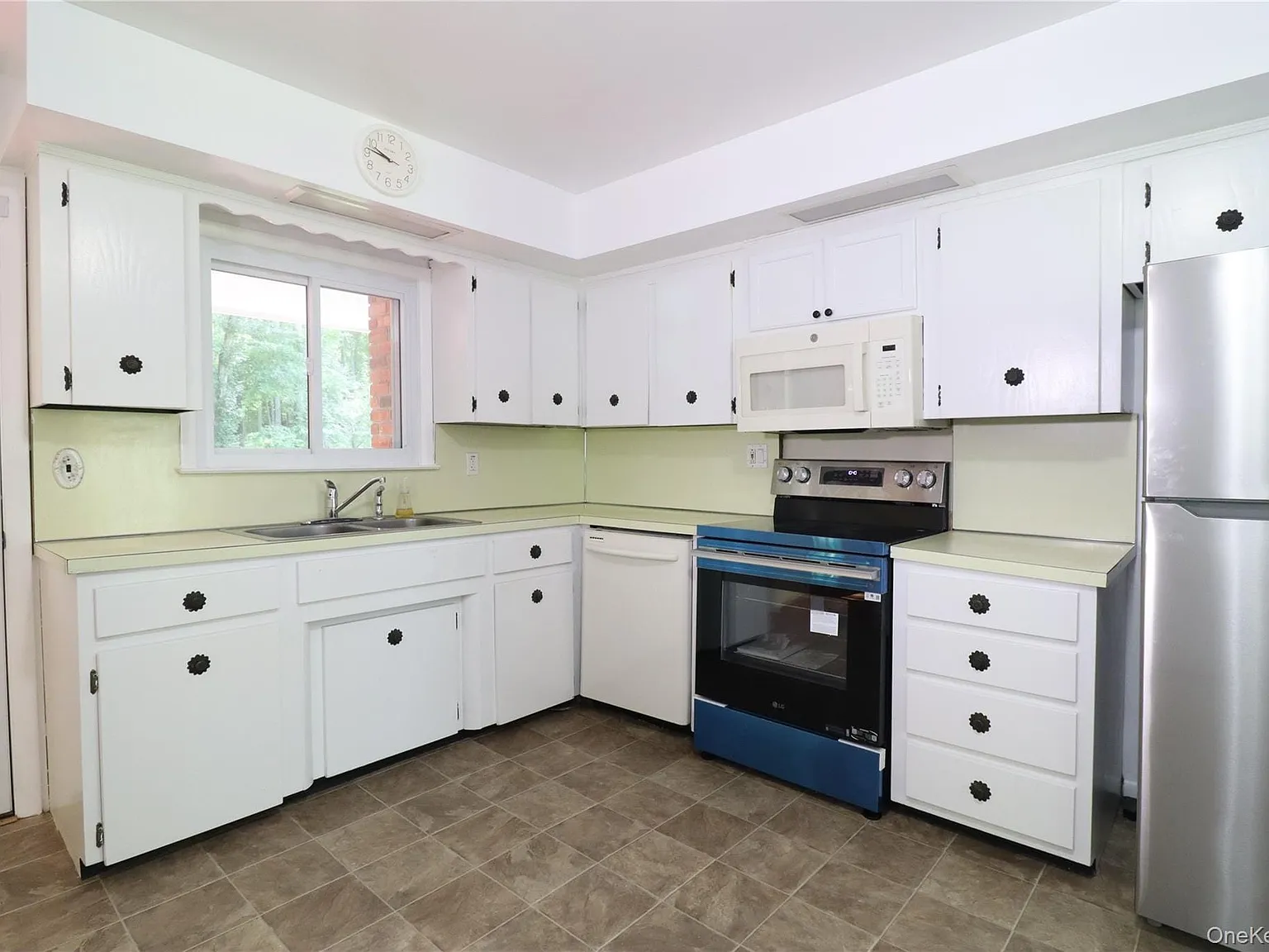 4 bed, 2.0 bath, 2204 sqft, $4,000 — Photo 3