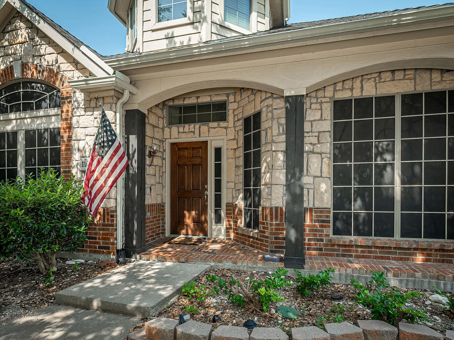 4 bed, 2832 sqft, $3,100 — Photo 2