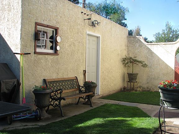 2+ car garage w/ courtyard