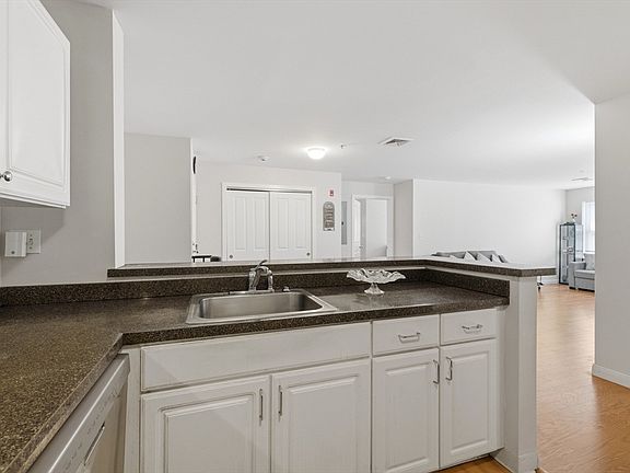 5th image of 30 Franklin St Unit 113