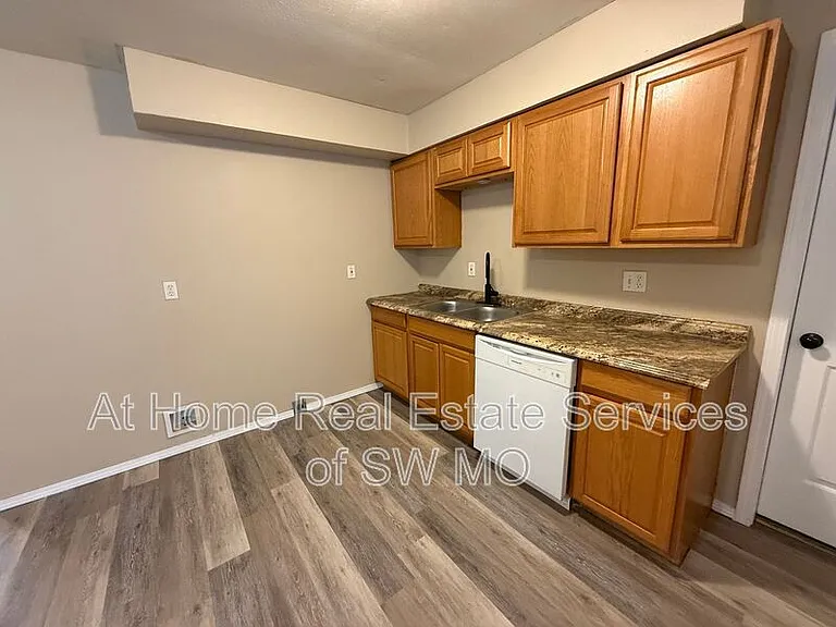 1426 W State St — Photo 6