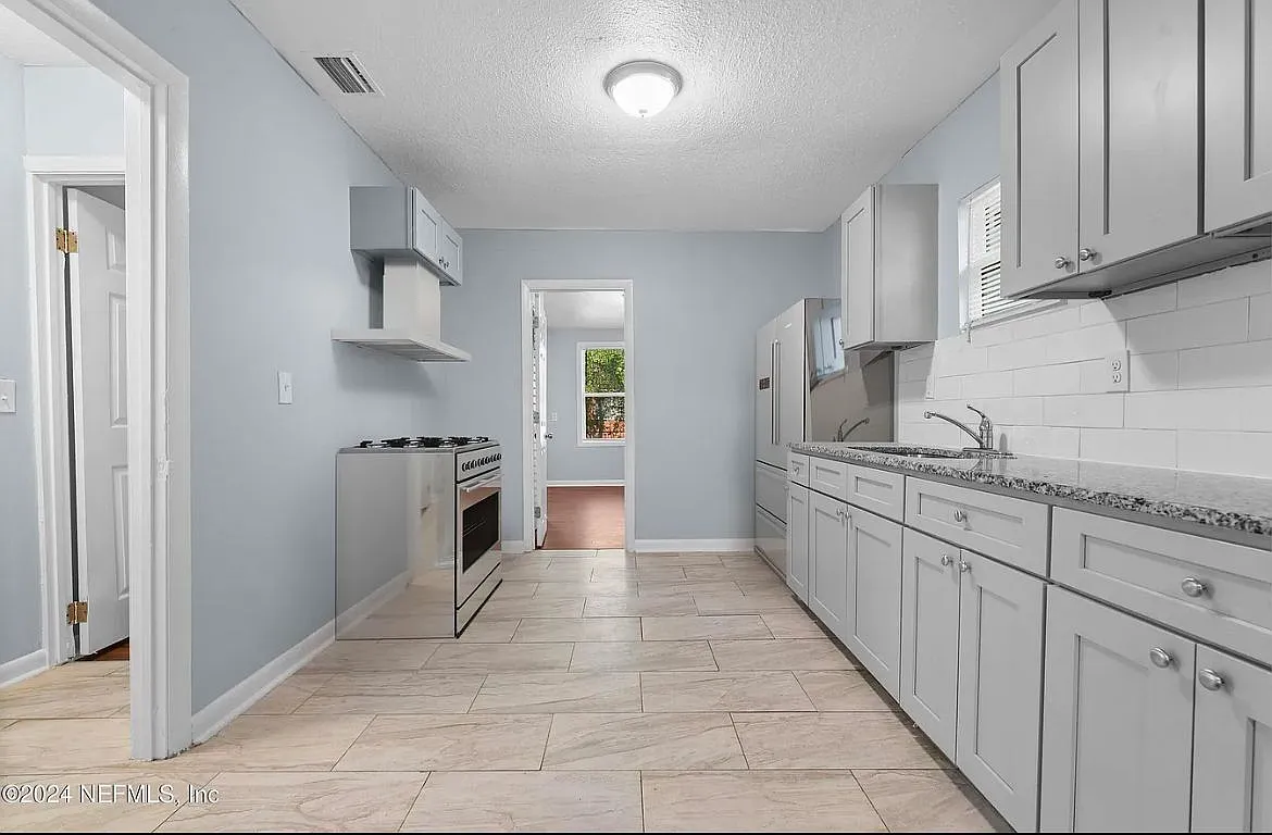 3 bed, 1.0 bath, 885 sqft, $1,345 — Photo 3