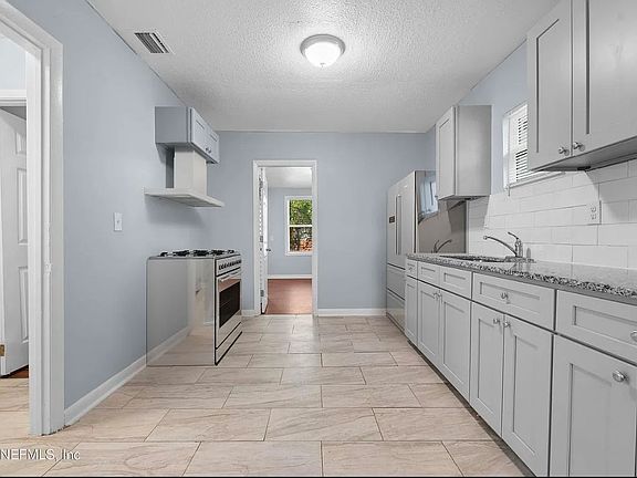 3rd image of 1127 W 5th St
