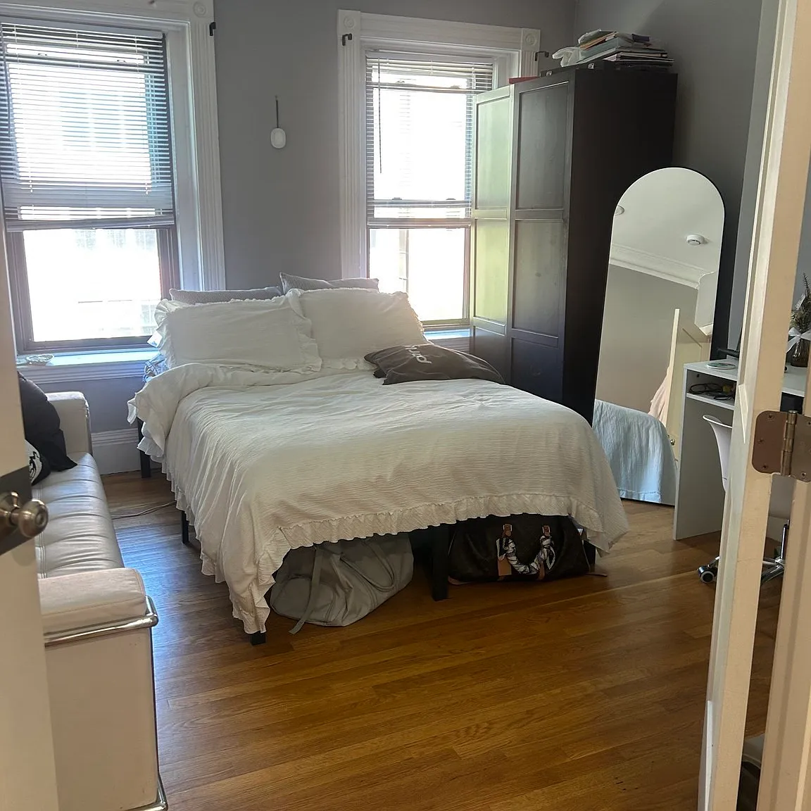 3 bed, 1.0 bath, 1400 sqft, $4,200 — Photo 4
