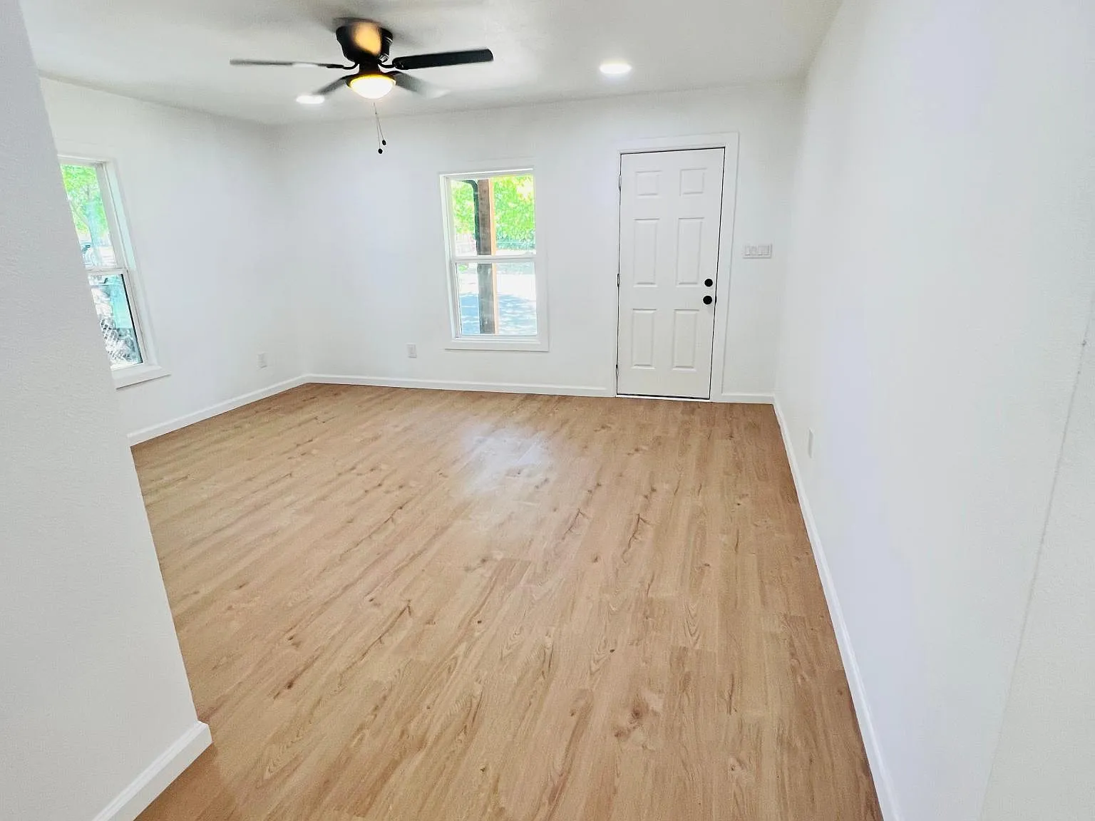 2705 W Sycamore Ave — Photo 3