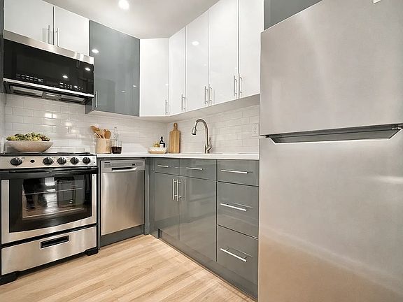 3rd image of 924 Saint Marks Ave #F6