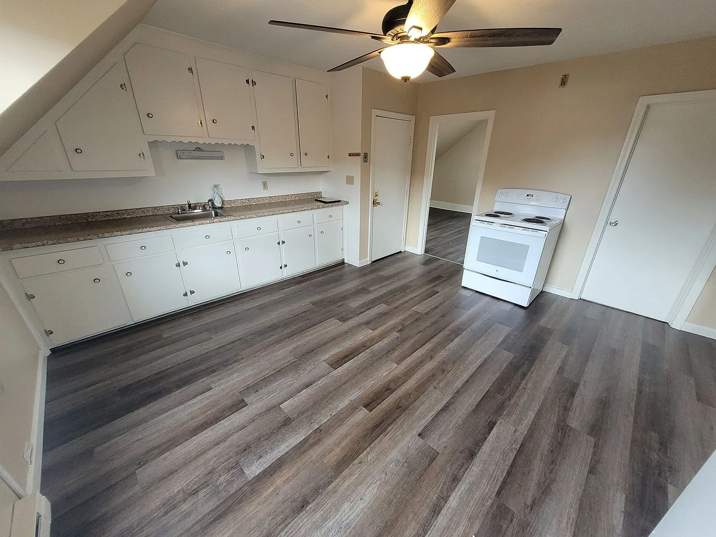 $2100 - 3 Bed / 1 Bath Apartment in West Manchester's Rimmon Heights with a Three Season Balcony! — Photo 3