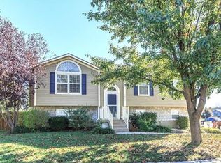 915 SW Hereford Dr, Grain Valley, MO 64029