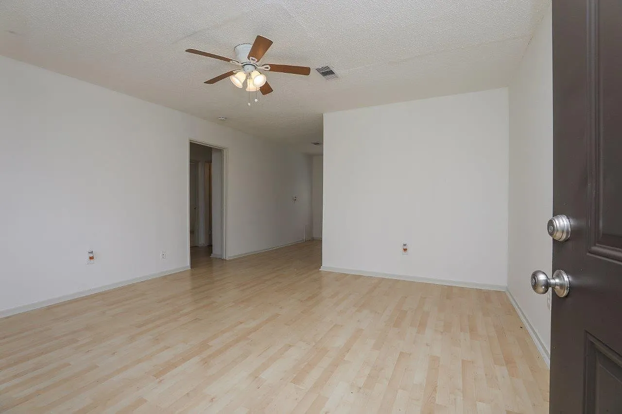 3 Bedroom - Move in Ready in South East Houston — Photo 2