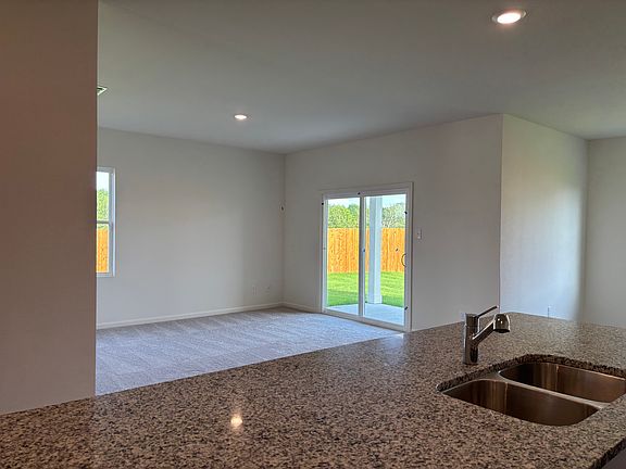 4th image of 805 Lexington Ln