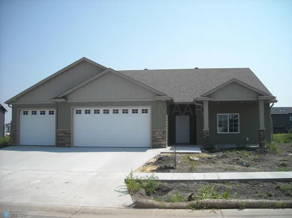 7482 16th St S, Fargo, ND 58104