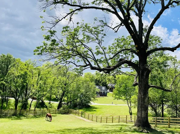 1019 Forestpointe Dr, Hendersonville, TN 37075