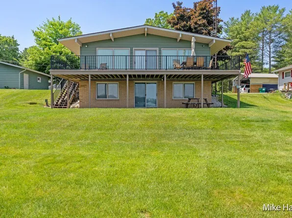 1802 N Lakeview Dr, Mears, MI 49436