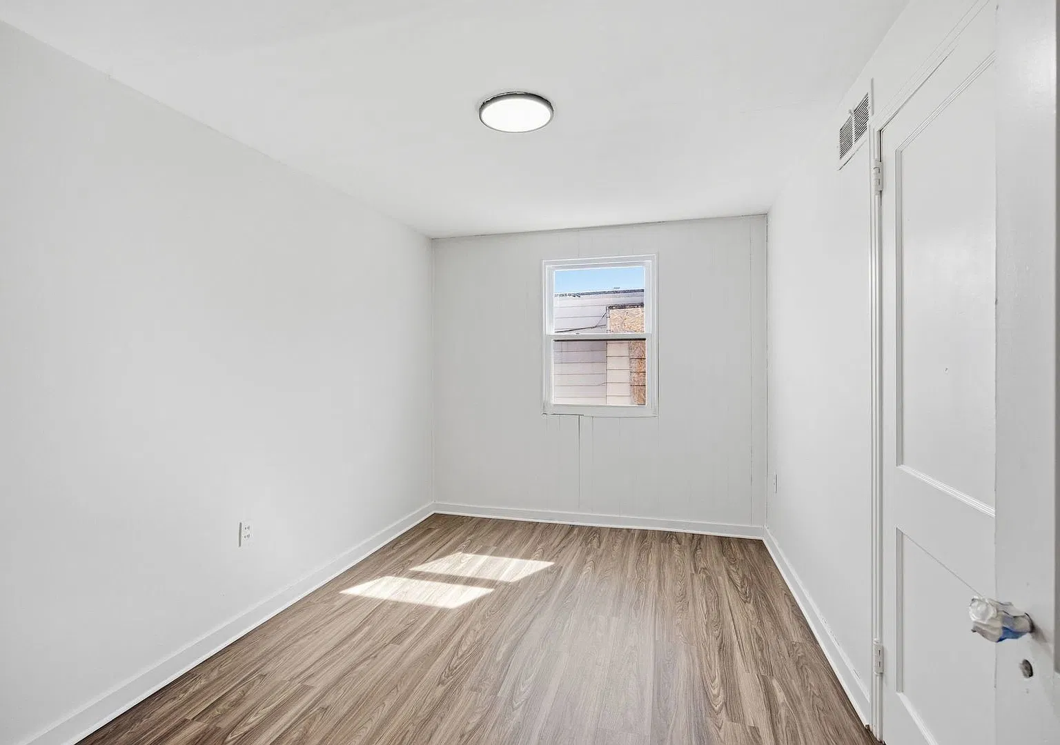 2 bed, 574 sqft, $1,200 — Photo 2