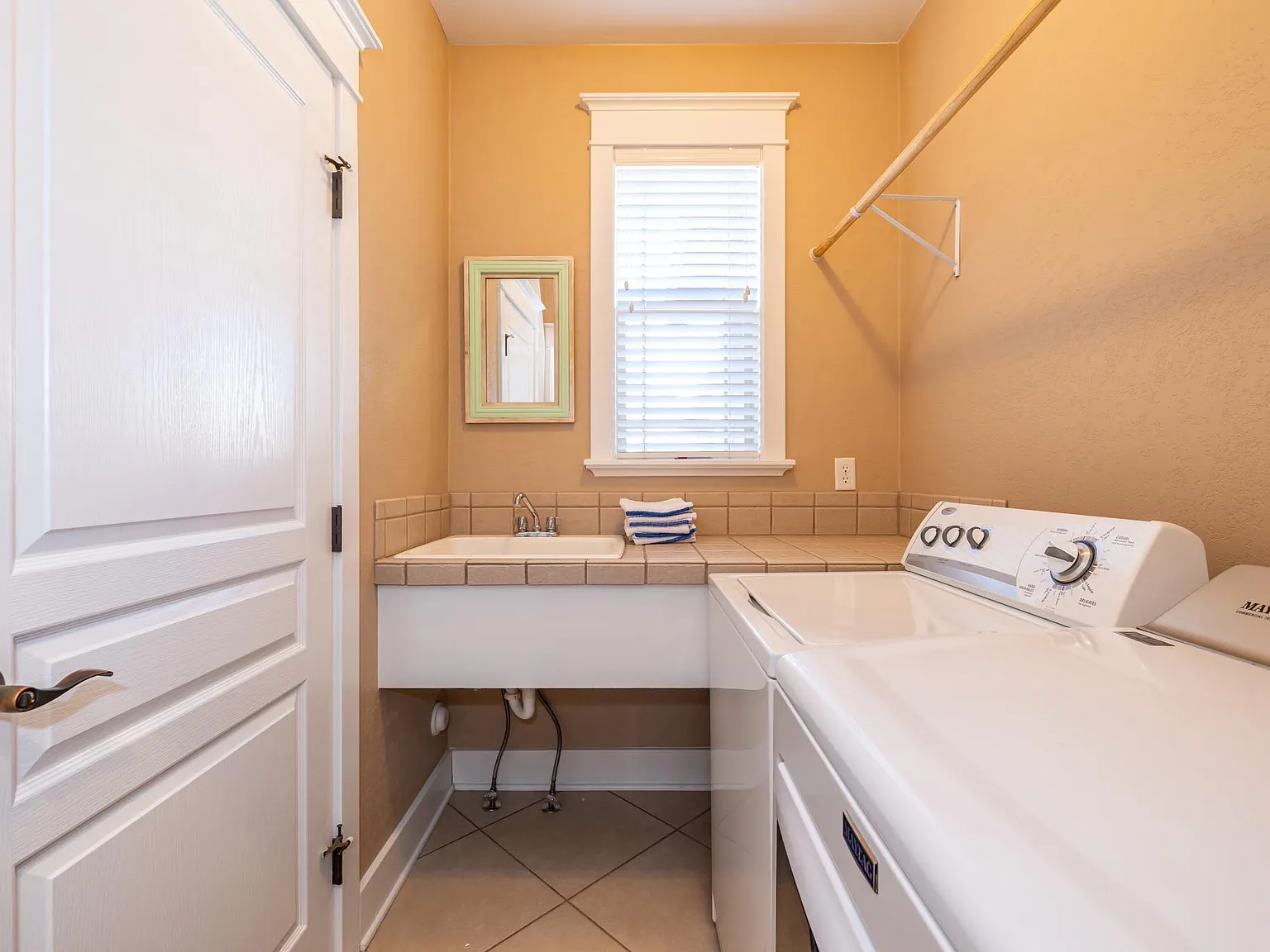 3 bed, 2300 sqft, $4,200 — Photo 4