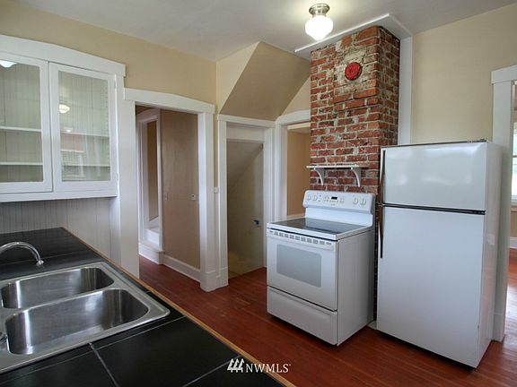 3rd image of 807 N Milwaukee Avenue
