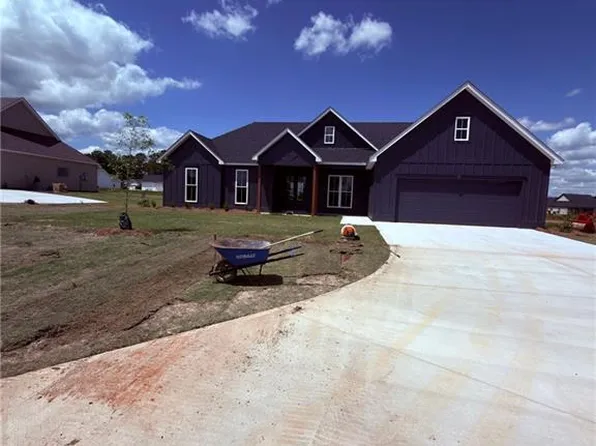 1111 Clara Dr E, Valley, AL 36854