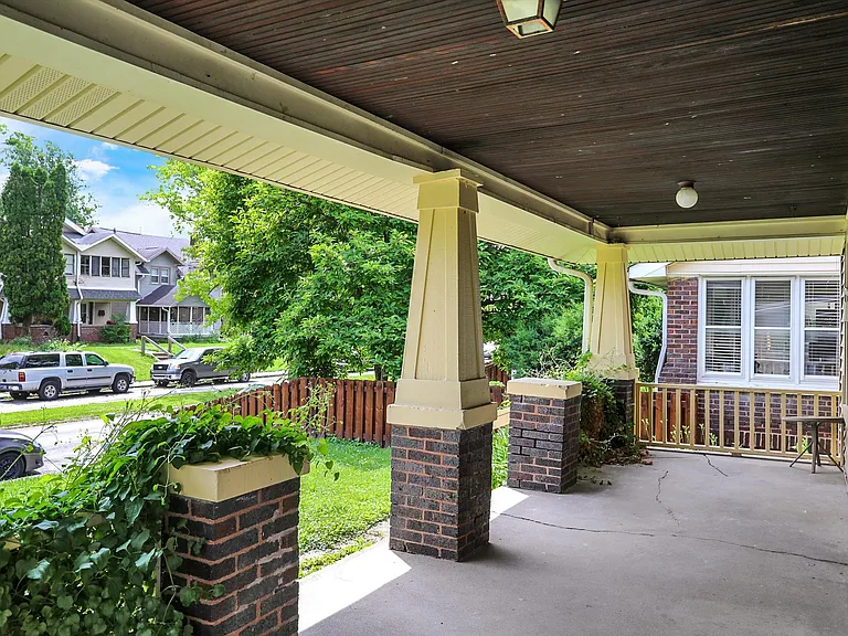 626 N Riley Ave — Photo 3