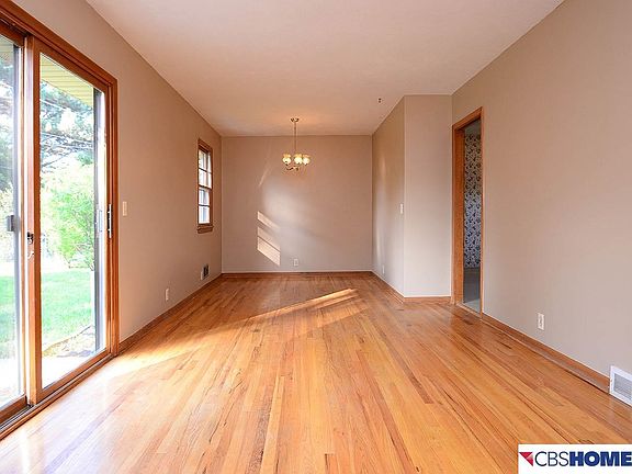 4th image of 10917 Valley St