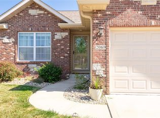 2069 Briarbend Ct, Maryville, IL 62062