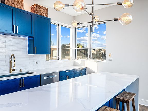 5th image of 956 N Wood St #Penthouse