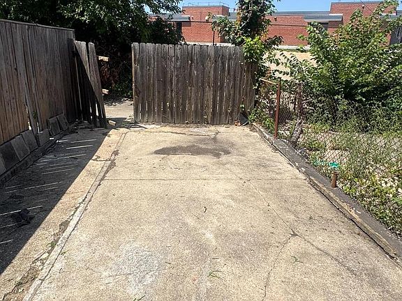 4th image of 2618 E Oliver St