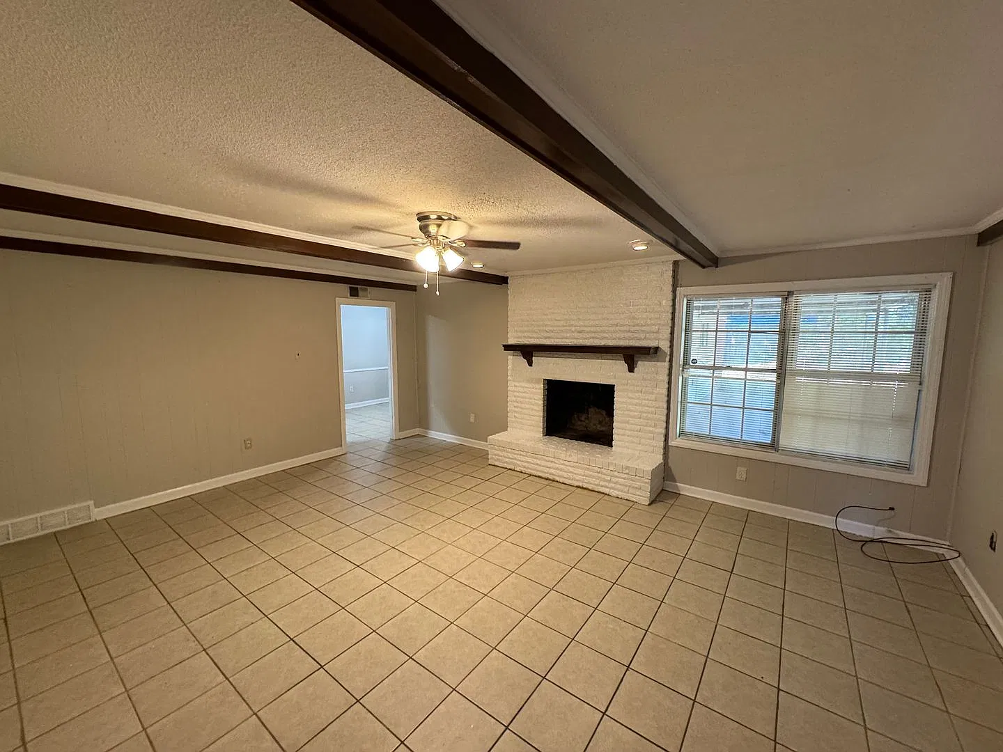 Colonial Style 3-Bedroom in South East Memphis + 2 Car Garage! — Photo 3