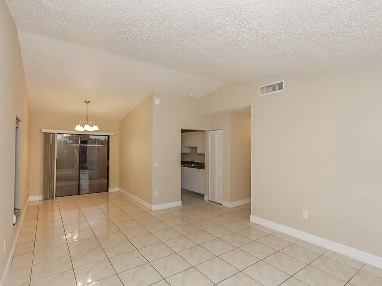 4205 SW 137th Ct — Photo 3