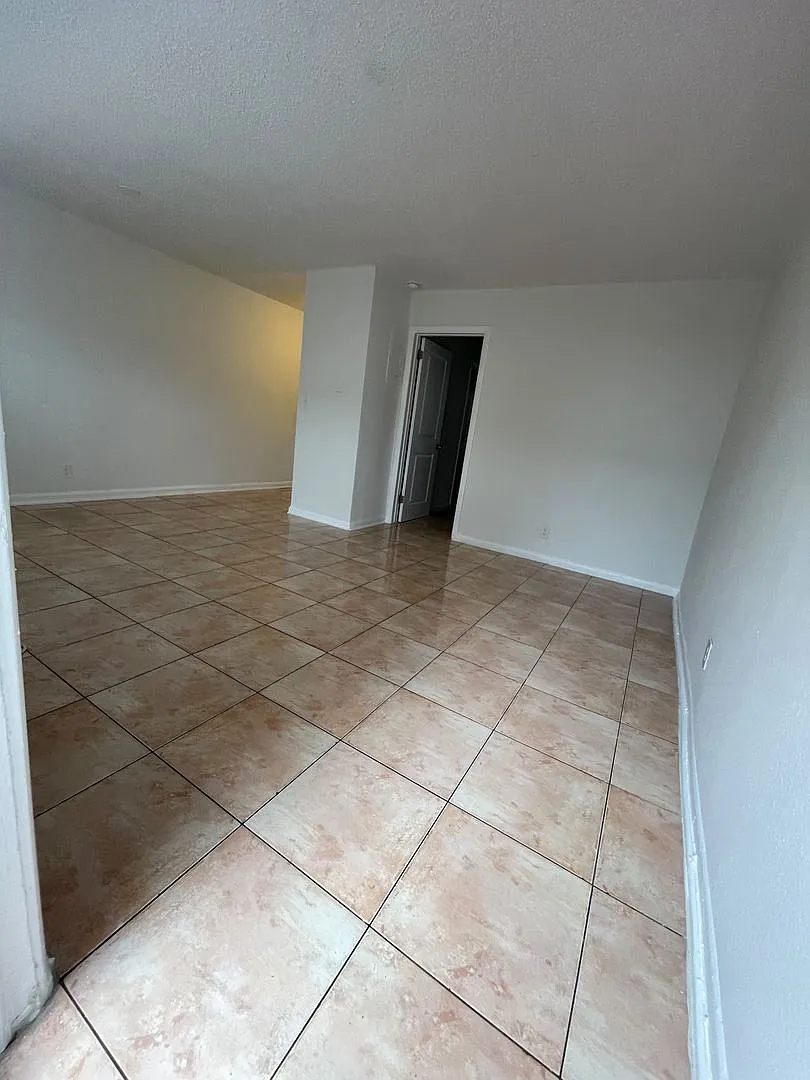 1161 NE 23 Ter — Photo 3