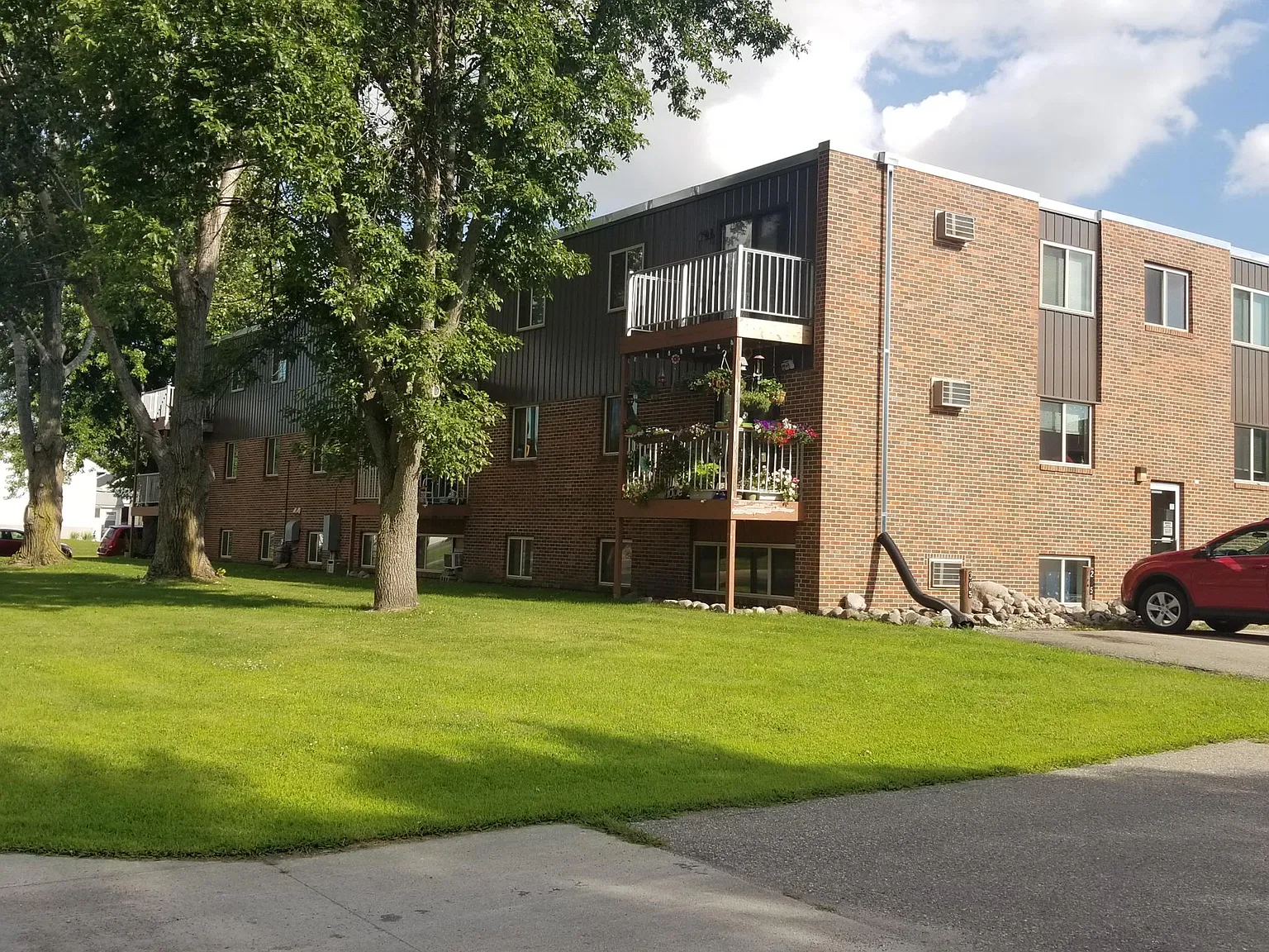 2 bed, 700 sqft, $685 — Photo 2