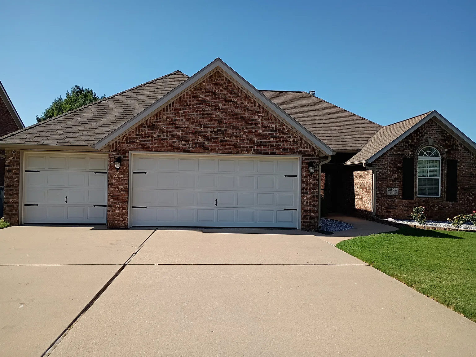 4 bed, 2.5 bath, 1940 sqft, $2,200 — Photo 1