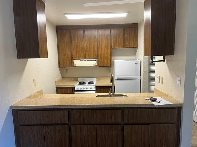 301 Stonegate Cir — Photo 3