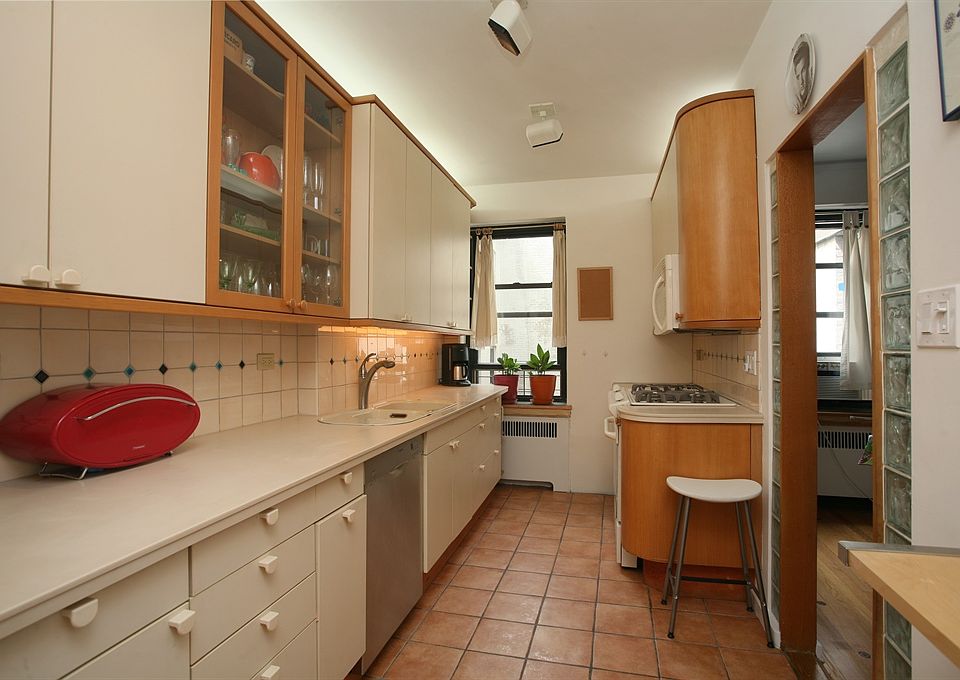 2nd image of 251 Seaman Ave APT 6L
