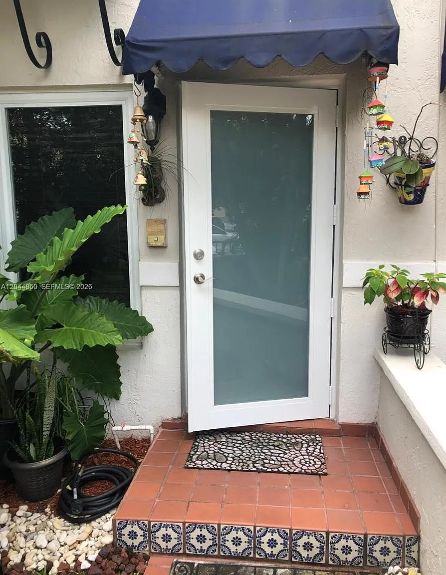 Garden Apartments Condo — Photo 1