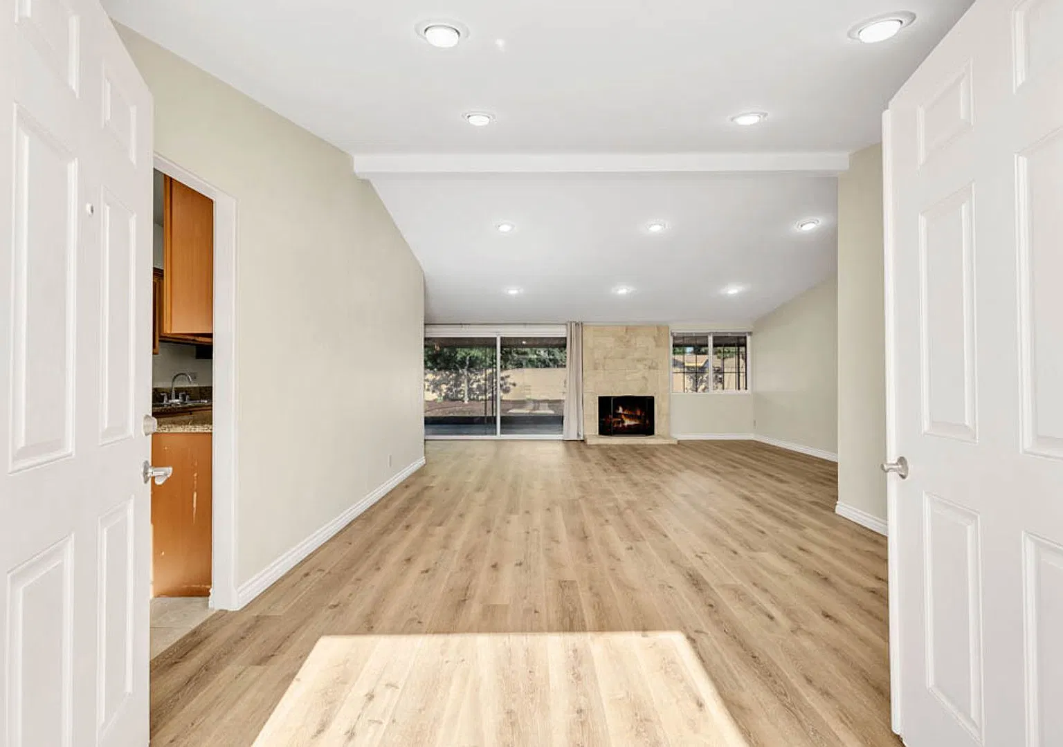 Beautiful home located in the heart of Winnetka — Photo 3