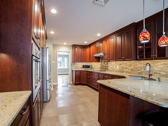 4th image of 1014 Stony Brook Dr