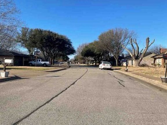 Exterior Neighborhood (street photo)