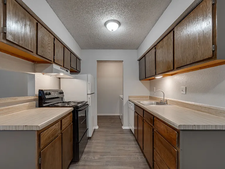Quail Hollow Apartments — Photo 31