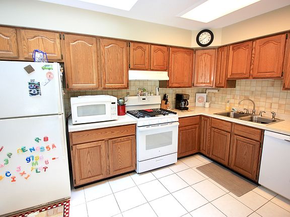 5th image of 333 E Montrose Ave